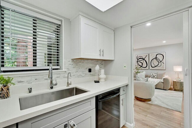 Building Photo - 716 San Conrado Terrace