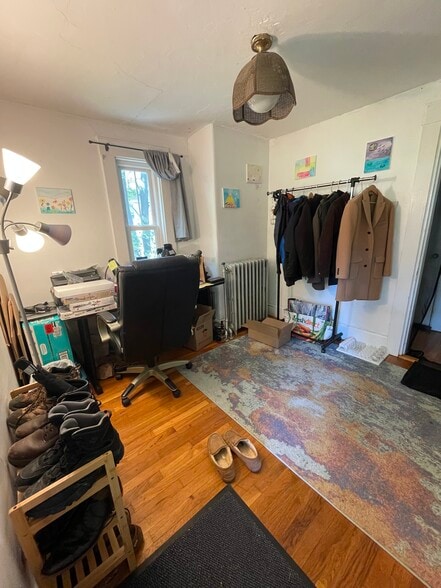 1st rm furnished - 7 Bowdoin Ave