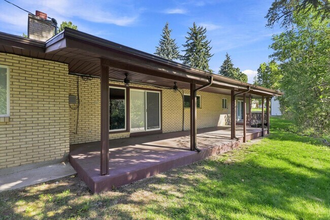 Building Photo - 650 Canyon Rd