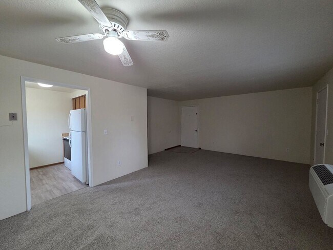Building Photo - 2 Bed/1 Bath Apartment in NE Bend - Wichita Way