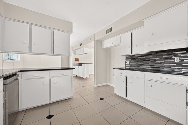 Building Photo - 4002 Mischire Dr