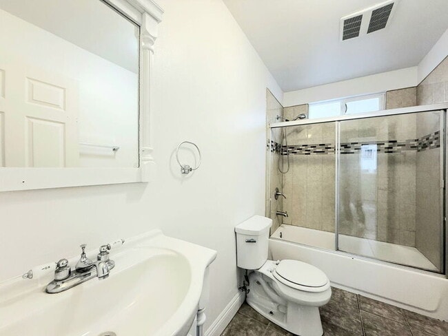 Building Photo - 1440 E 42nd St