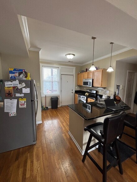 Building Photo - 3021 W Cullom Ave