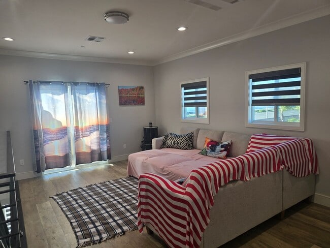 Building Photo - Fully Furnished 2 Bed, 2 Bath Townhome – 5...