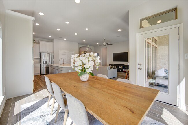 Building Photo - 1930 Creekwood Cv