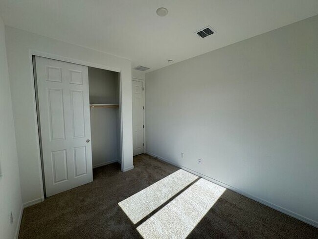 Building Photo - NEW 5 Bedroom 3 bathroom home in Surprise!