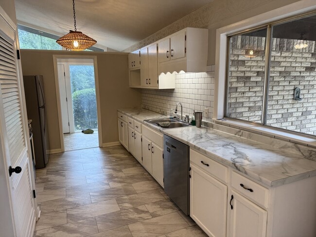 Building Photo - 107 Diamond Dr