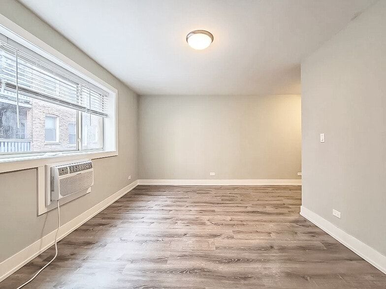 Building Photo - 525 W Surf