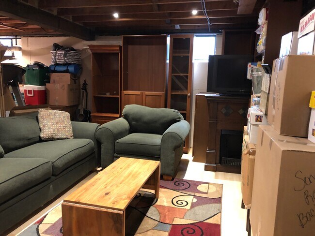 Building Photo - 112 Rowe St