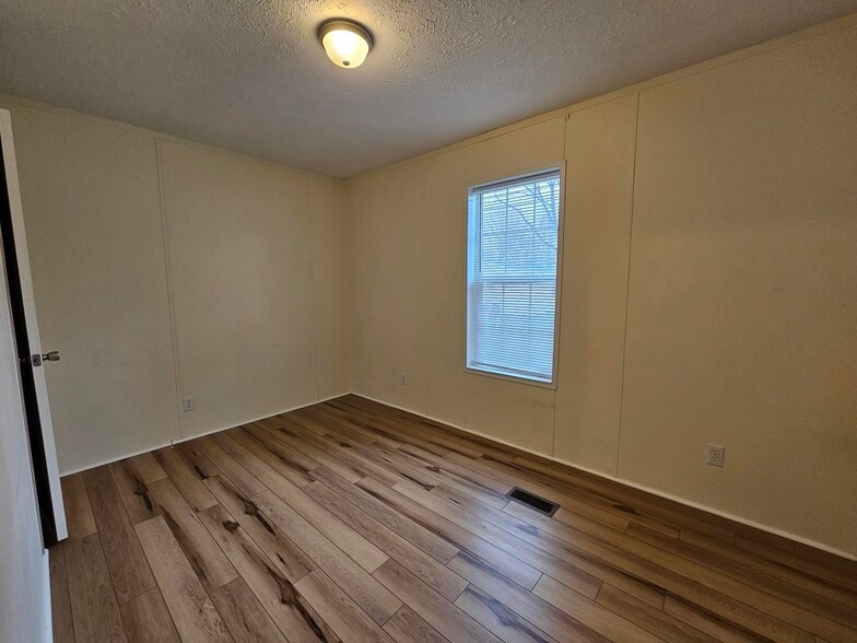 Building Photo - 637 Scarlet Dr