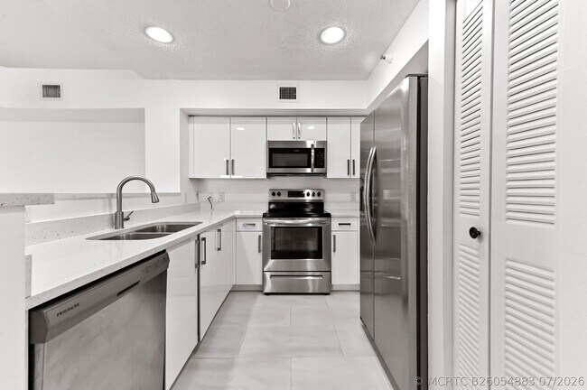 Building Photo - 140 Yacht Club Way