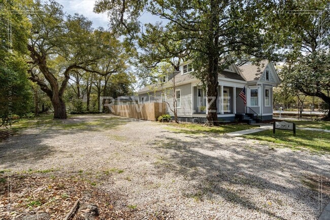Building Photo - Beautiful Victorian Home in the Heart of S...