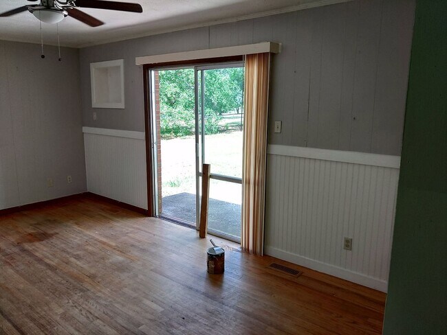 Building Photo - Cozy Three Bedroom Home!