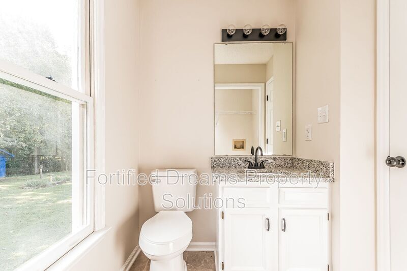 Building Photo - 814 N Greenbriar St