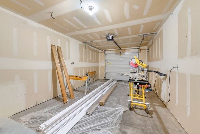 Building Photo - Spacious Multi-Level Townhome in Brookwillow