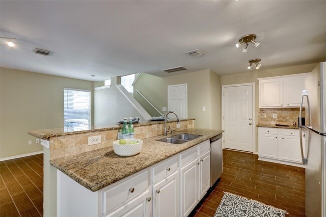 Building Photo - 117 N Villa Oaks Dr