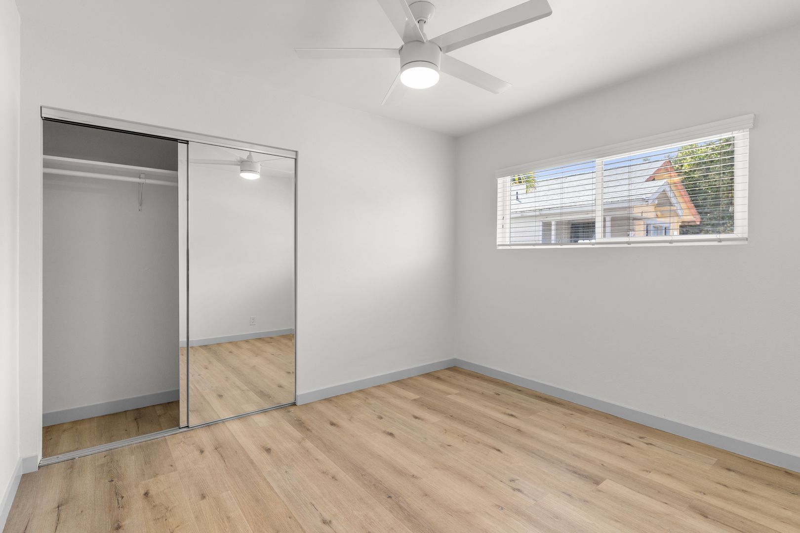 Building Photo - 1078 E 7th St