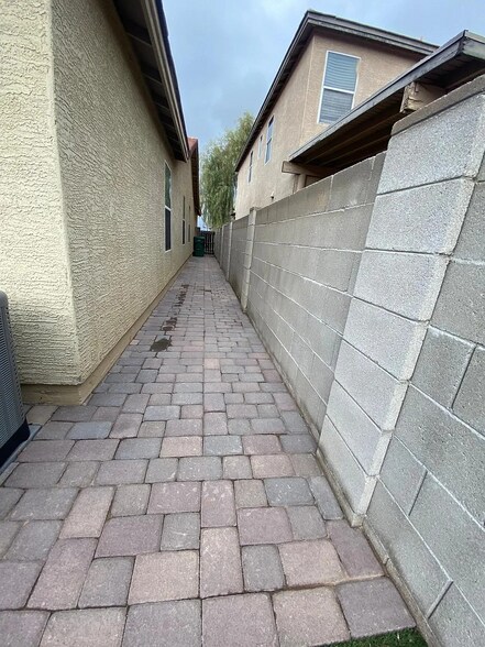 Building Photo - 9324 N Red Diamond Ave