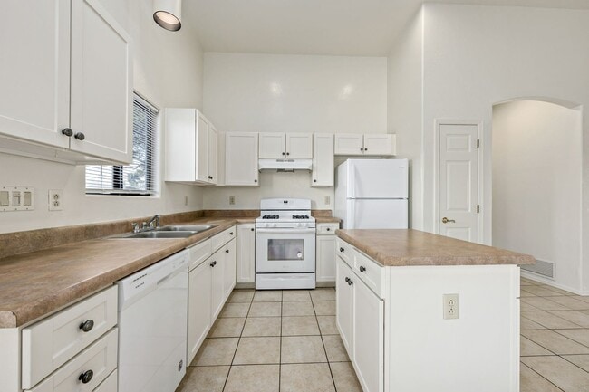 Building Photo - 4 bedroom home in Central Tucson