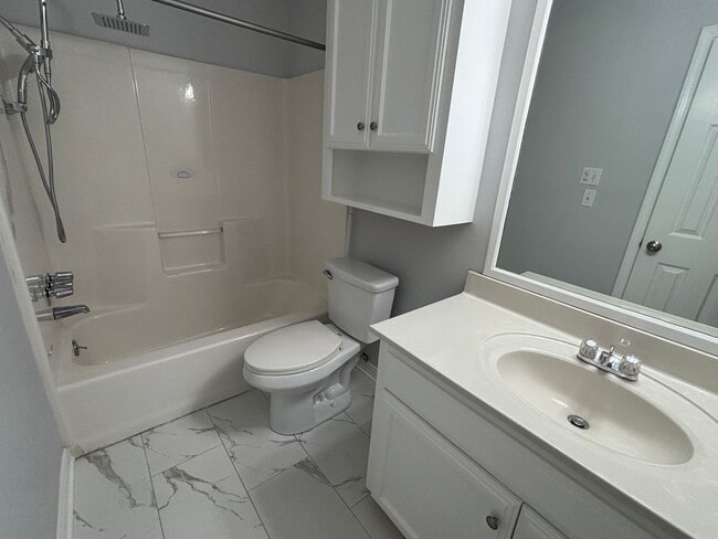 Building Photo - SPACIOUS HOME WITH FLEX ROOM