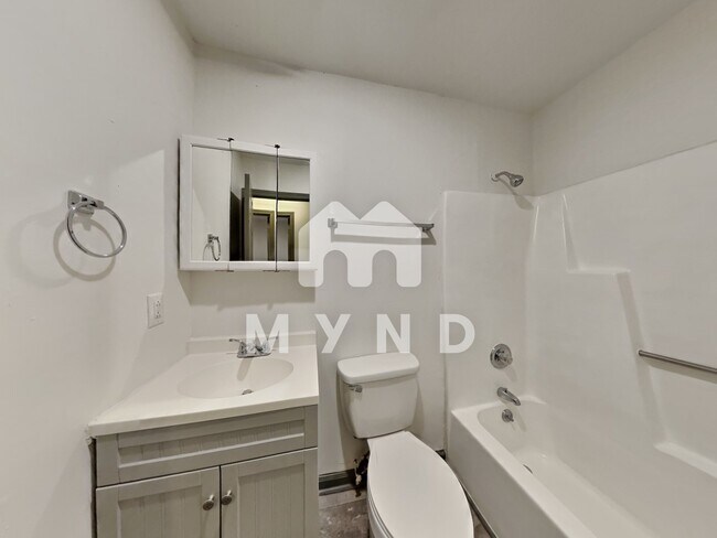 Building Photo - 1600 Poole Rd Unit B