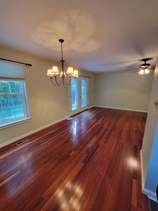 Building Photo - 9115 Honeysuckle Dr