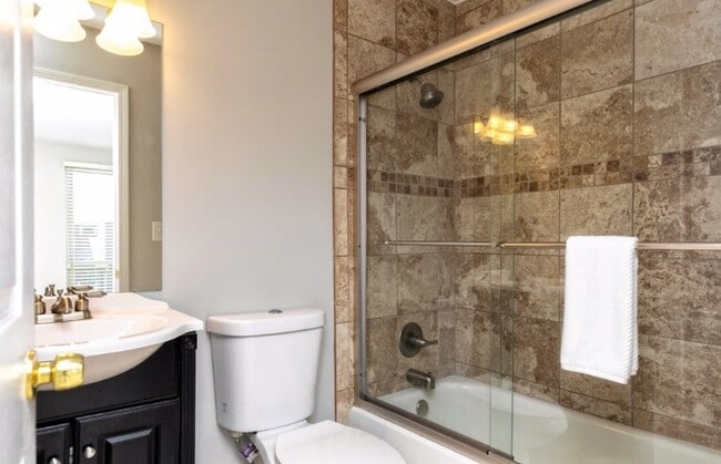 Building Photo - 1119 Riverbend Club Dr SE