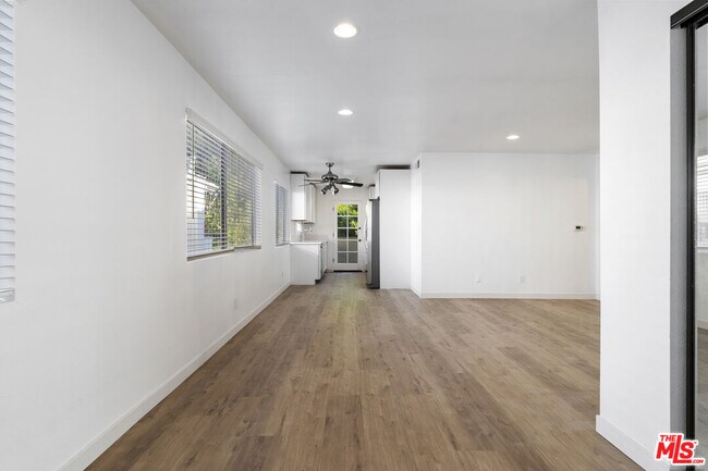 Building Photo - 13046 Moorpark St