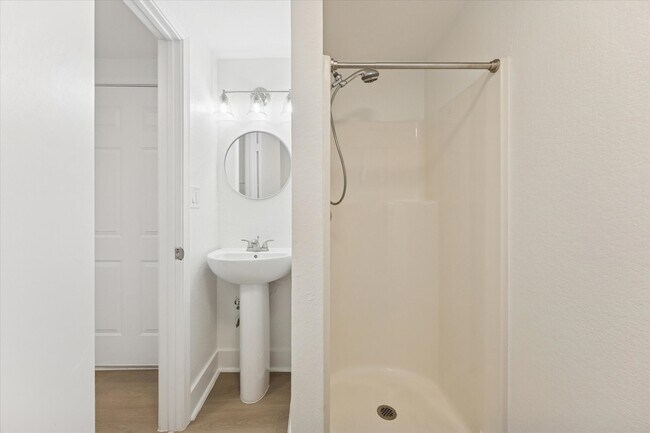 Building Photo - 2302 Hewitt Dr