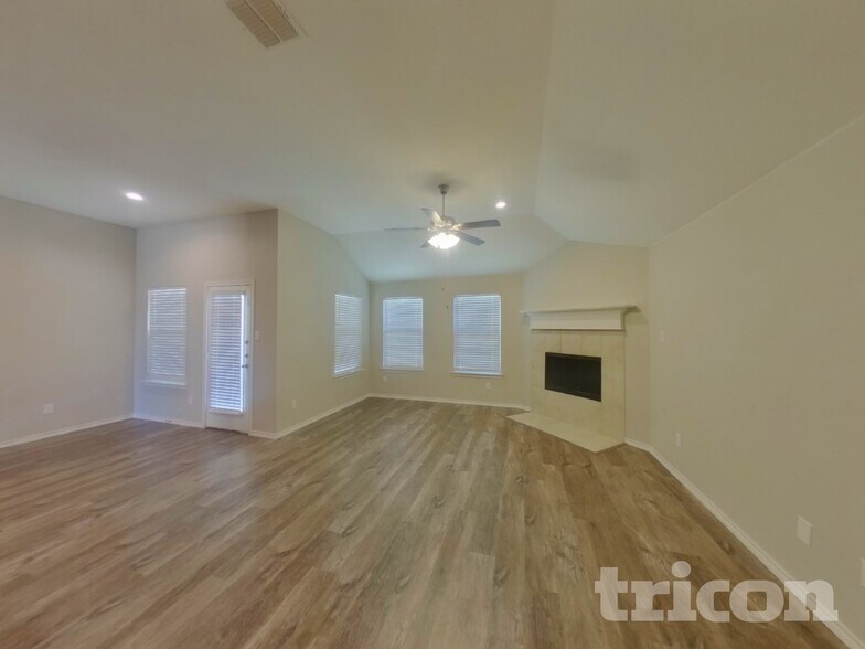 Building Photo - 2565 Hadley St