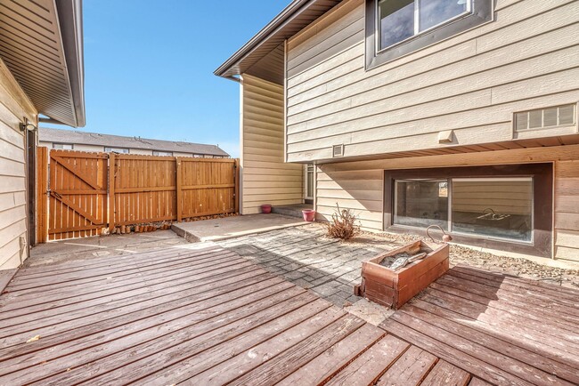 Building Photo - Bright & Updated 3-Bedroom Townhome in Desirable Cherry Creek School District