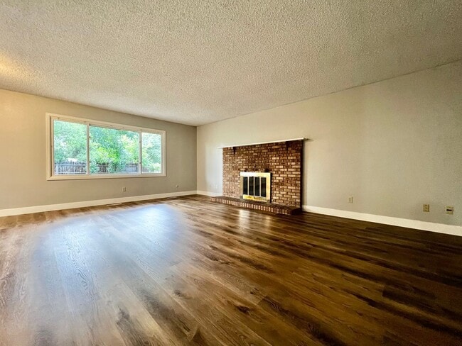 Building Photo - 3 Bedroom 2 Bathroom Ranch Style Home!