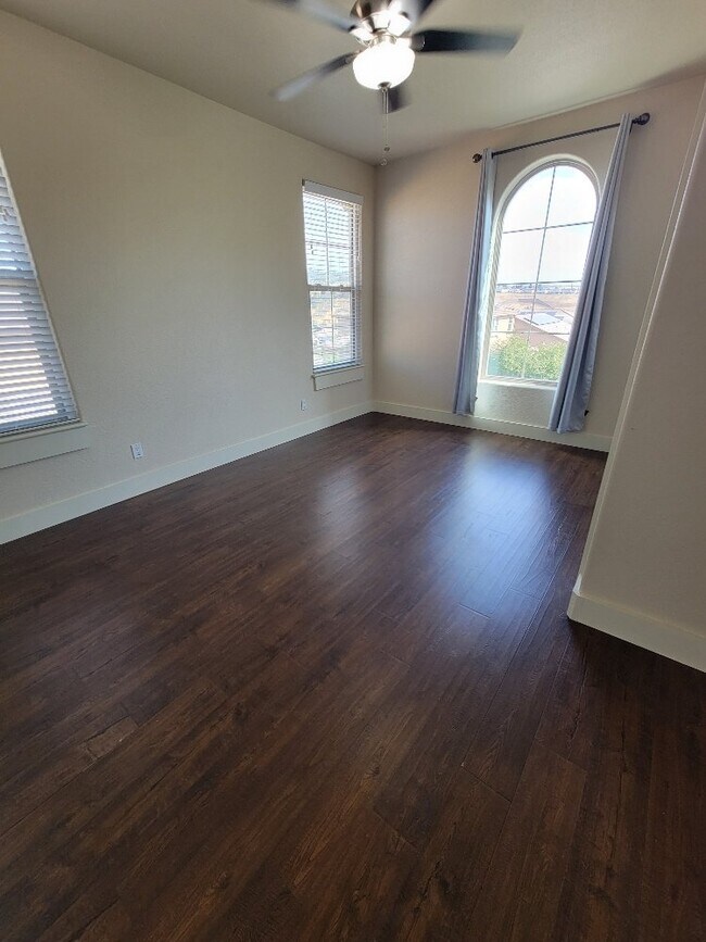 Building Photo - Beautiful 5 bedroom home in Empire Ranch