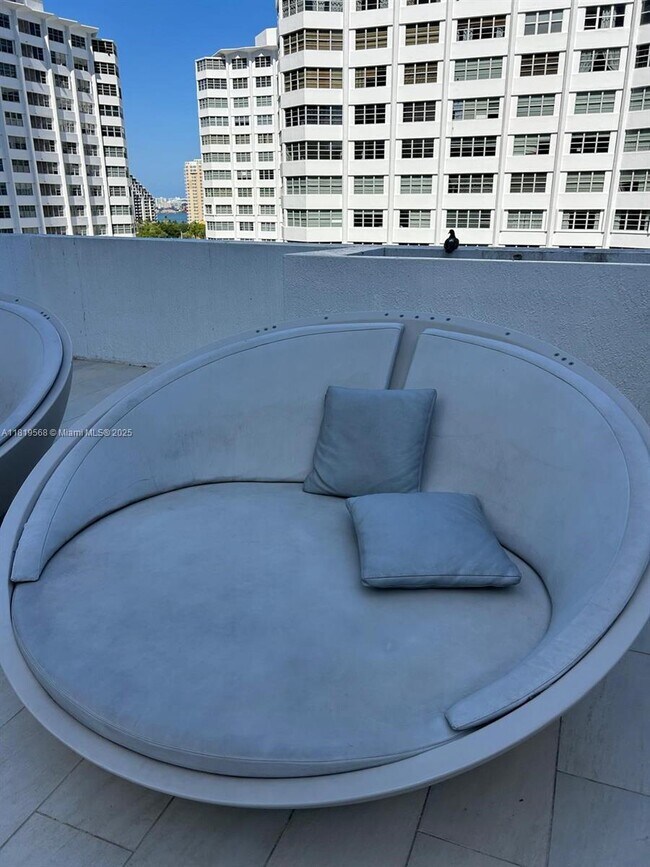 Building Photo - 950 Brickell Bay Dr