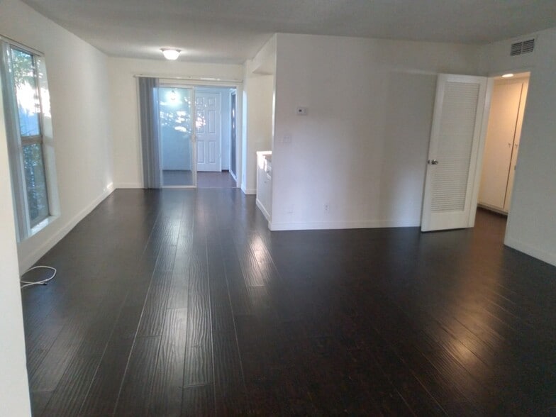 Building Photo - 20880 Ventura Blvd
