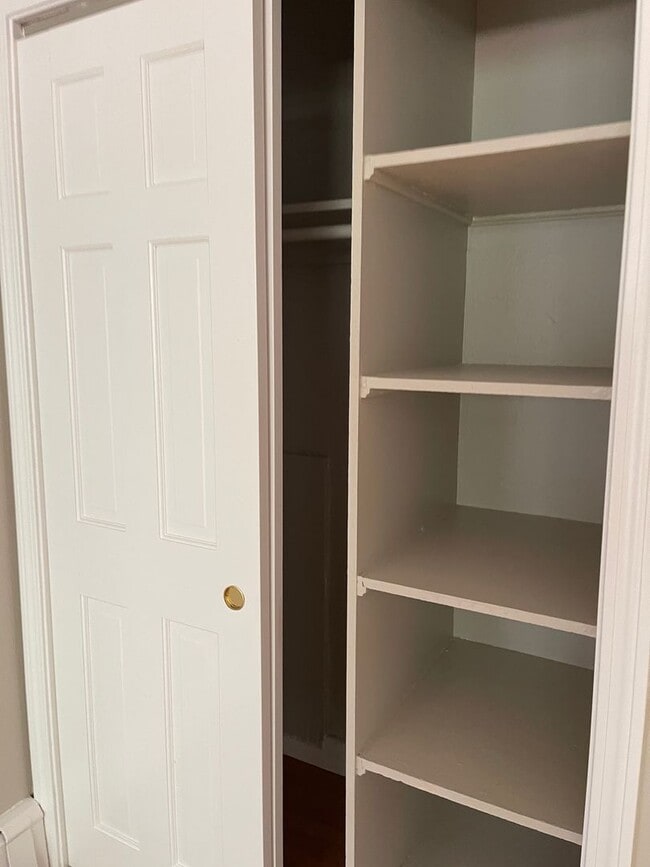 Building Photo - Older renovation but very nice layout 2 bed .  ht Hw Inc No Fee Next 1 FREE MONTH