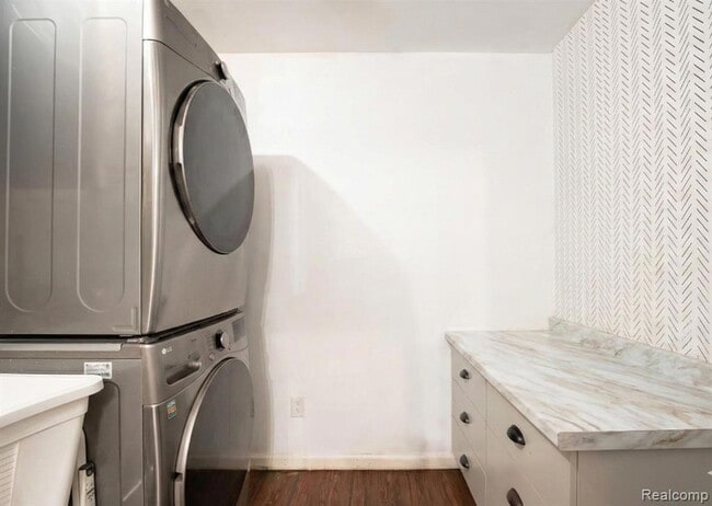 Building Photo - 12851 Saratoga St