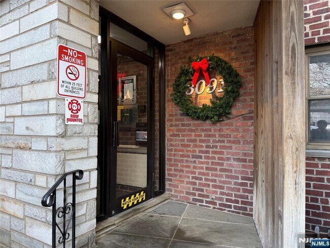 Building Photo - 3091 Edwin Ave