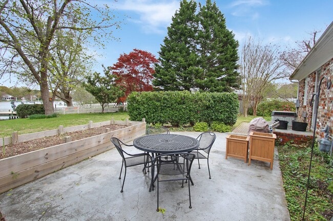 Building Photo - 427 Elizabeth Lake Dr