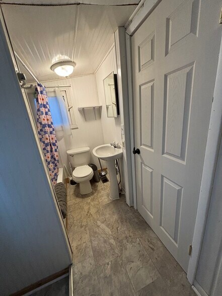 Building Photo - 328 W 15th St