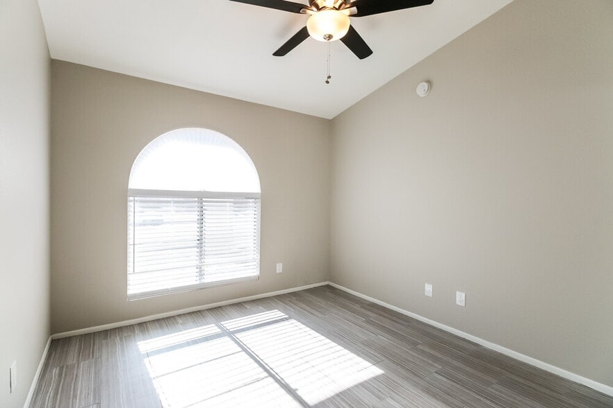 Building Photo - 8014 W Aster Dr