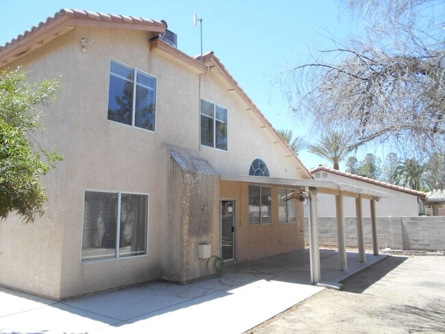 Building Photo - Spacious 4 bedroom Home Located in the Desirable Area of Henderson!