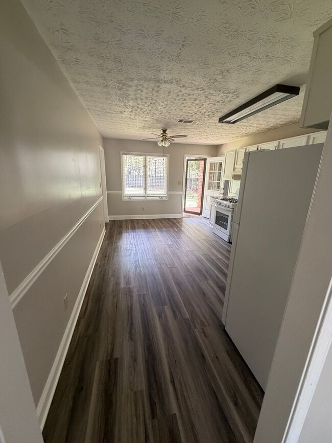 Building Photo - 2107 Fairway Ct SE