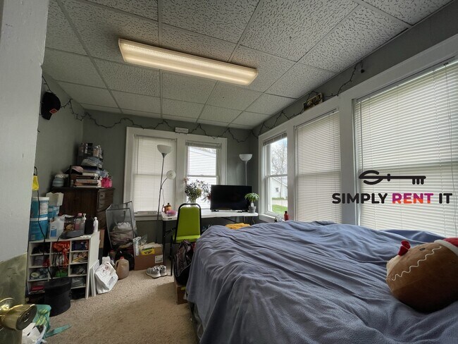 Building Photo - 3 Bedroom House On Campus, Free Parking! A...