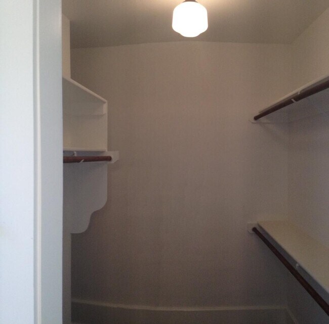 Building Photo - 4200 Mercier St