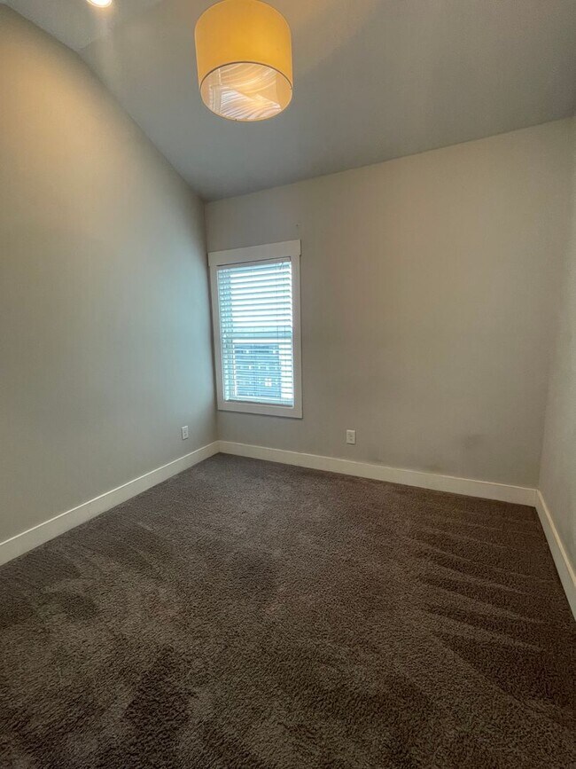 Building Photo - 1104A W Grove Ave