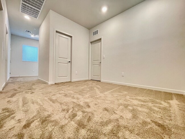 Building Photo - MOUNTAIN VIEWS, Gently lived in 4 bedroom 2.5 Bathrooms with Loft, home is a Must See!