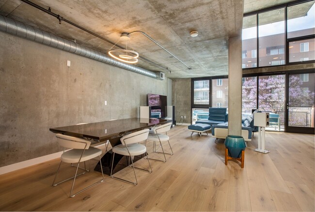 Building Photo - Little Italy, Loft Style 2bed 2bath 2 park...