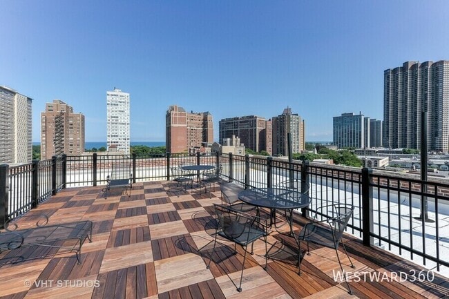 Building Photo - 3900 N Pine Grove Ave