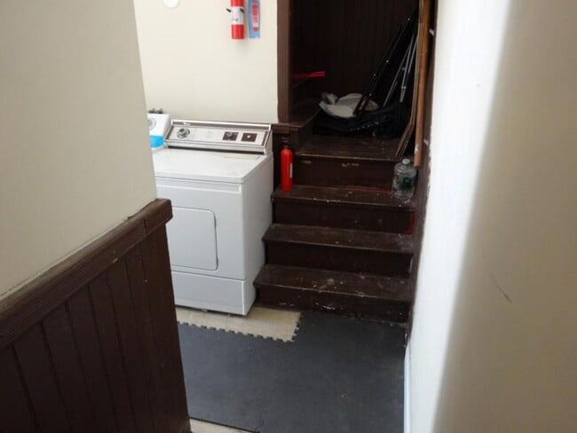 Building Photo - No Brokers Fee, No Security Deposit, Bright Large luxury unit, High-End tiled bathrooms, In-Unit ...